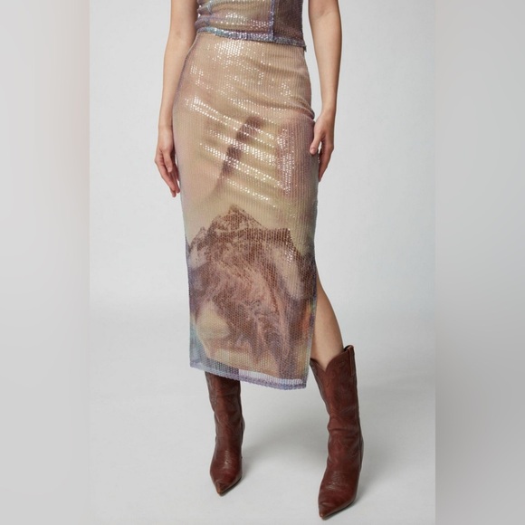 URBAN OUTFITTERS

UO Pearl Sequin
Midi Skirt - Picture 2 of 8
